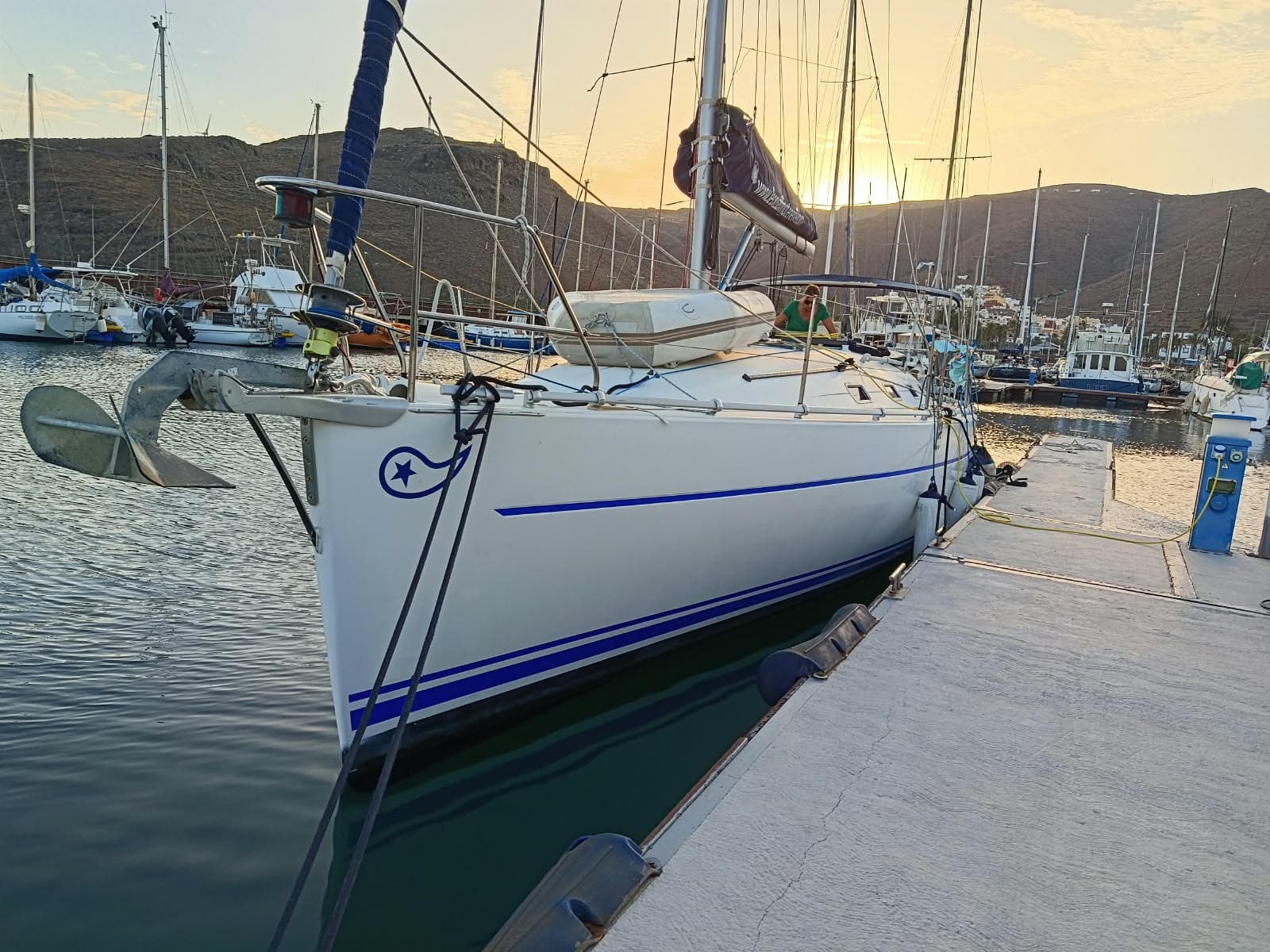 Proa de Leon amarrado en La Gomera al atardecer