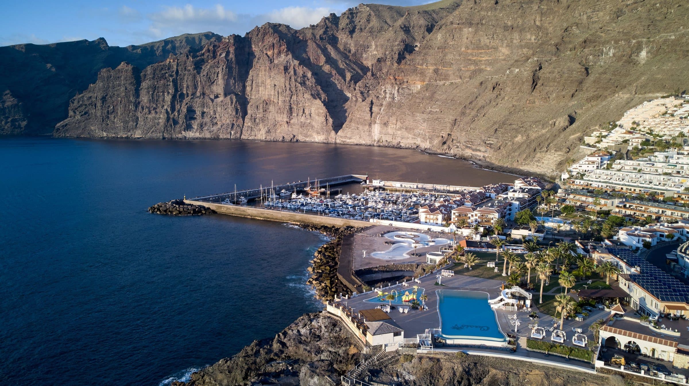 Acantilados y puerto de Los Gigantes vistos desde el aire