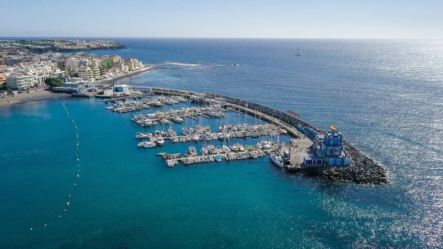 Vista aérea de Marina del Sur y el pueblo de Las Galletas en la costa sur de Tenerife