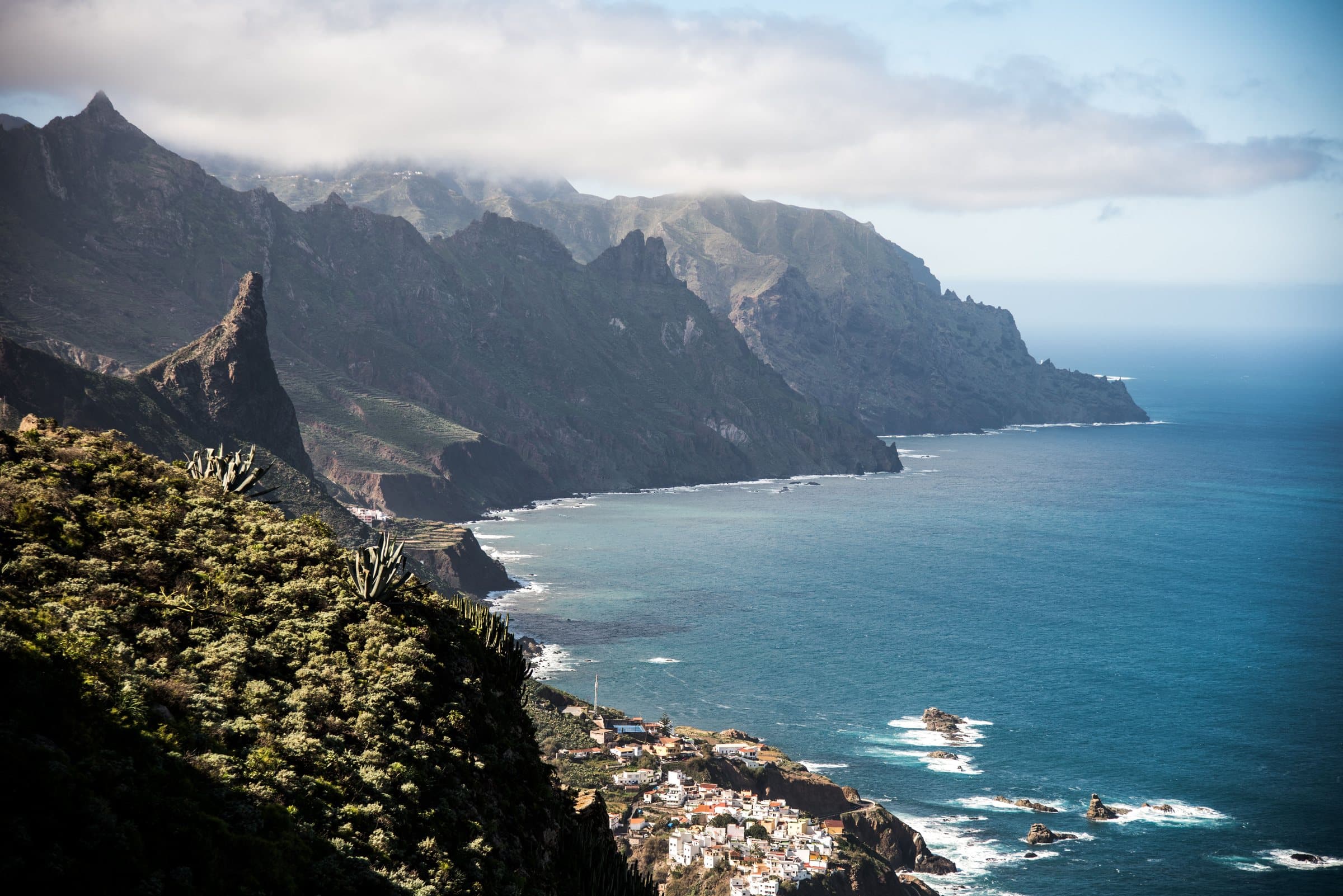 Costa volcánica de Tenerife junto al Atlántico