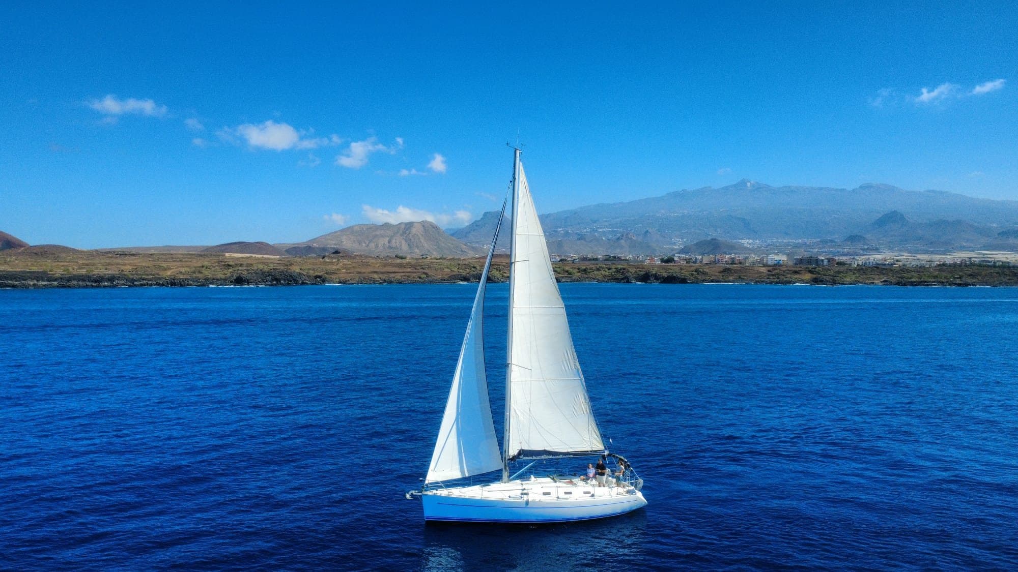 El velero Leon navegando frente a la costa de Tenerife